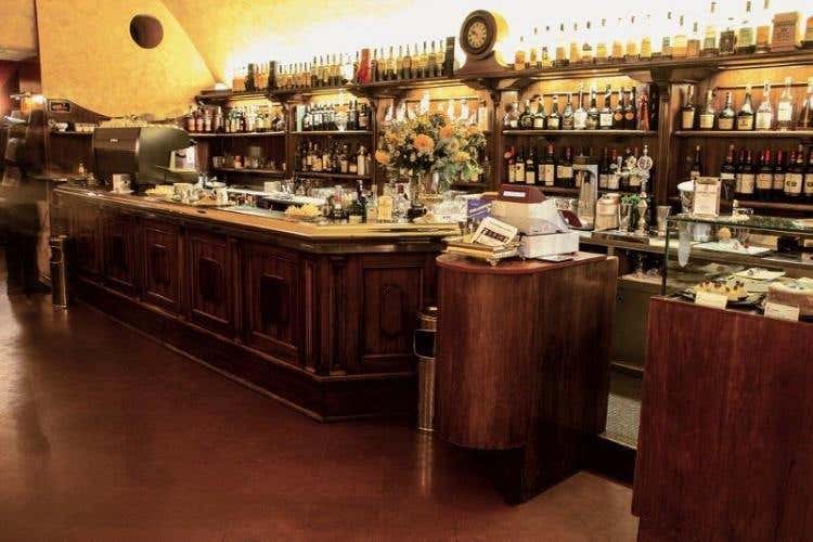 Il vasto bancone del bar